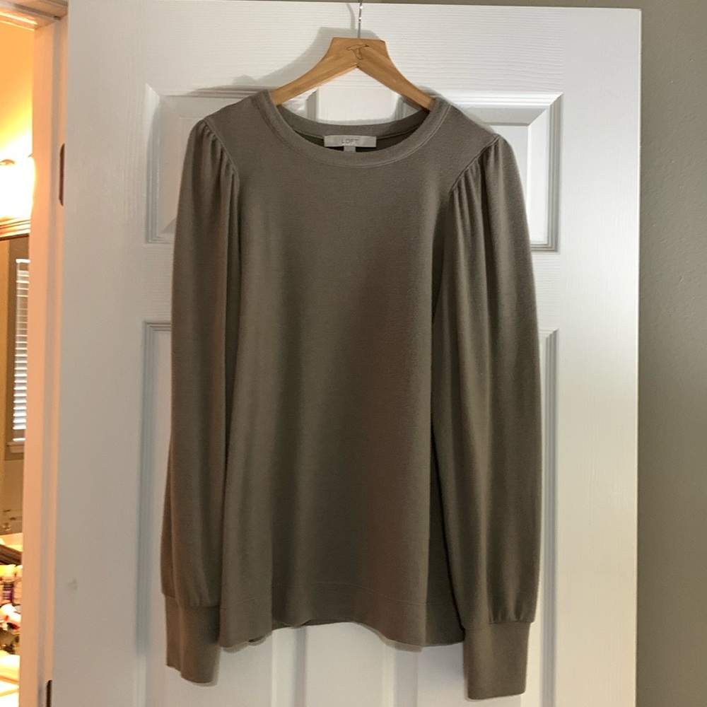 Very soft sweater shirt with slight puffy sleeves